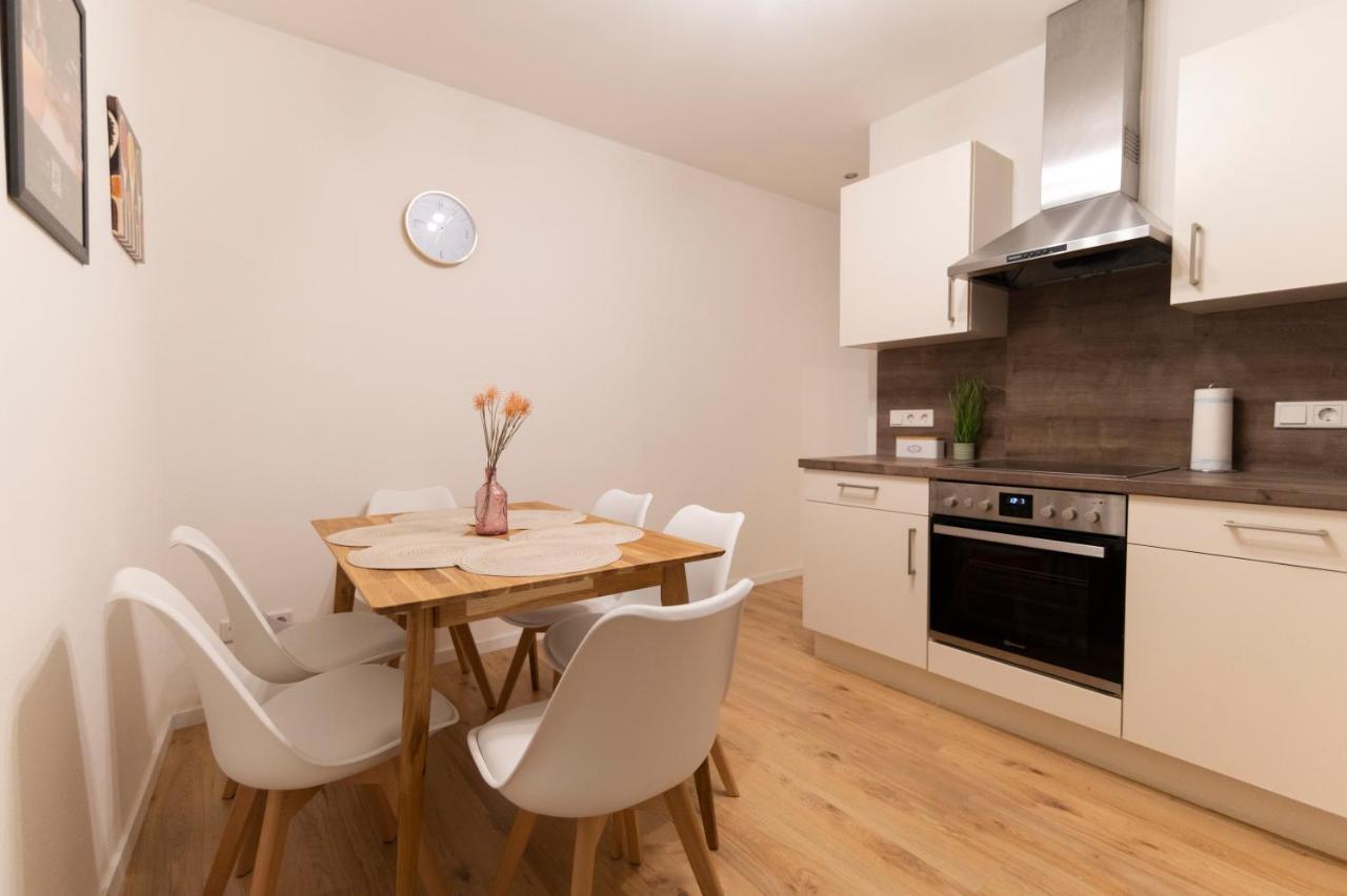 Peter - Premium I 95qm I 3 Schlafzimmer I Grosses Bad I Kueche I Wohnzimmer I Tv Apartment *